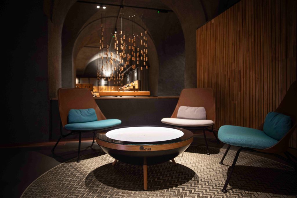 Origin S — salon feutré